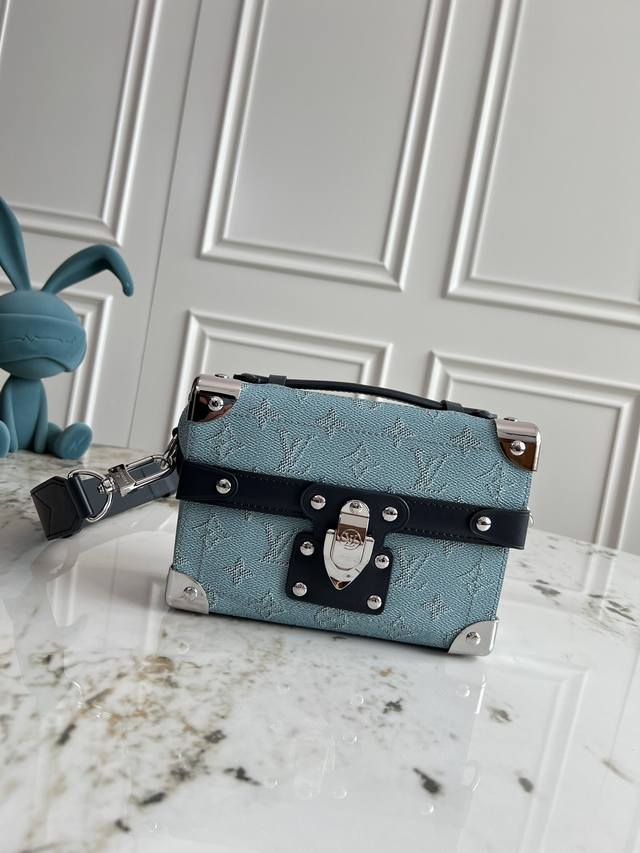 顶级原单 芯片 M15035 本款 Soul Trunk 手袋巧妙结合 Monogram Heritage 帆布、牛皮革饰边和条纹织物内衬，以矩形包身、加固包角