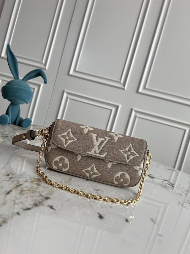 顶级原单、加强版本款 Wallet On Chain Ivy 手袋为 Monogram Empreinte 粒面皮革压印大号 Monogram 图案，塑造柔软舒