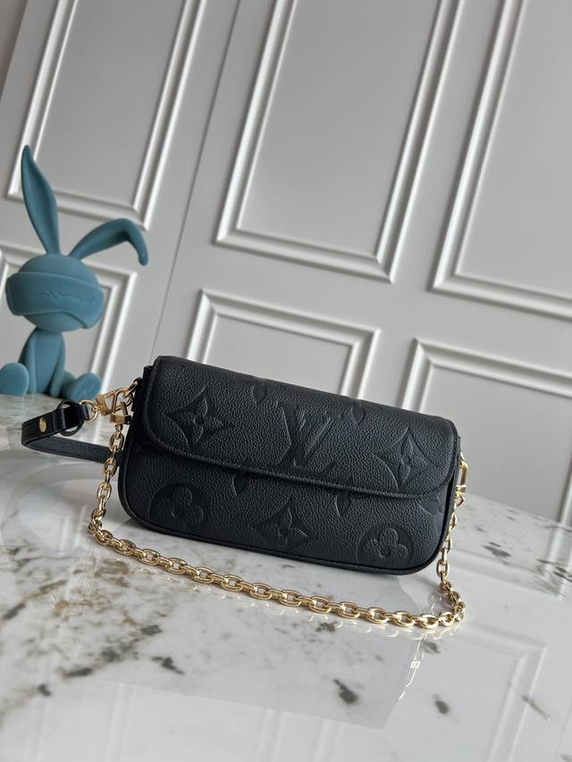 顶级原单、加强版本款 Wallet On Chain Ivy 手袋为 Monogram Empreinte 粒面皮革压印大号 Monogram 图案，塑造柔软舒