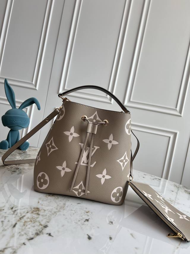 顶级原单 独家实拍 M45555卡其丝印 M45497黑色丝印 顶级原单 本款 NéOnoé 中号水桶包为压纹皮革铺陈超大 Monogram 印花，搭配抽绳和粘