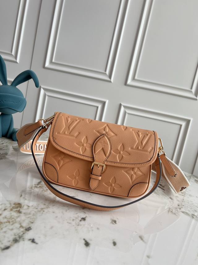 m46584黑色丝印M46386黑皮 M46388白皮 M46846浅蓝 M46583灰色丝印 M11817 棕黄 M47161宝蓝丝印 本款 Diane 手袋