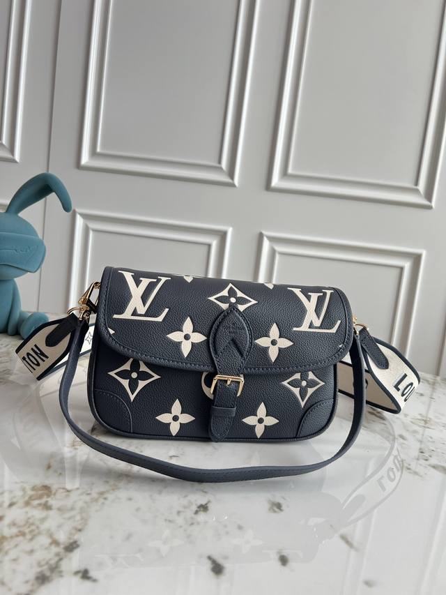 m46584黑色丝印M46386黑皮 M46388白皮 M46846浅蓝 M46583灰色丝印 M11817 棕黄 M47161宝蓝丝印 本款 Diane 手袋