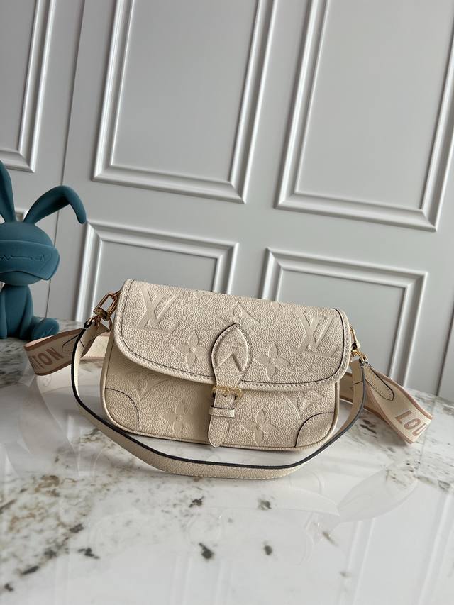 m46584黑色丝印M46386黑皮 M46388白皮 M46846浅蓝 M46583灰色丝印 M11817 棕黄 M47161宝蓝丝印 本款 Diane 手袋