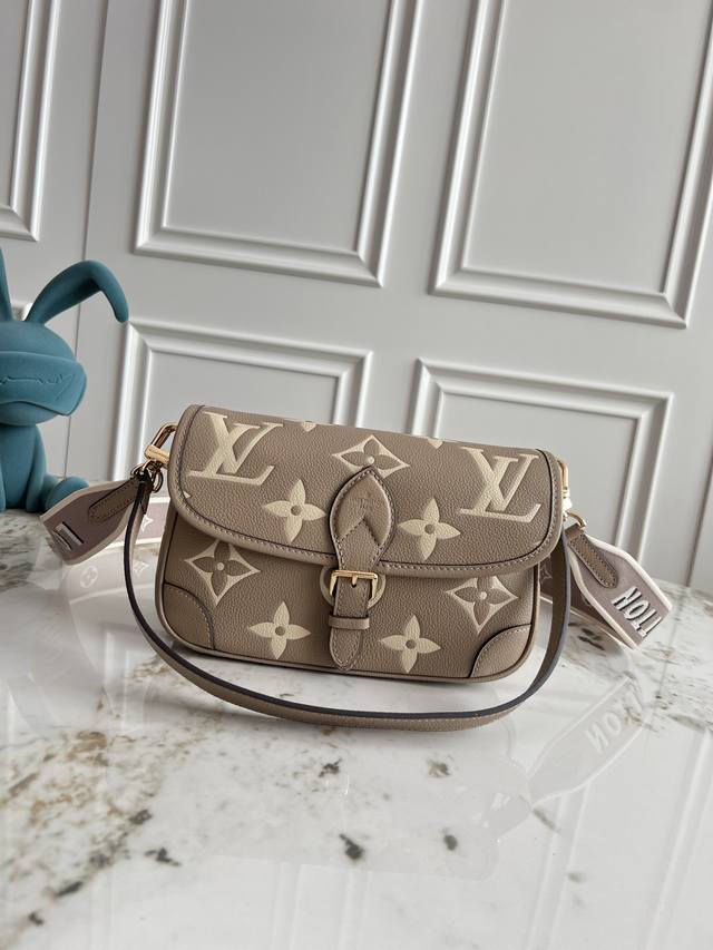 m46584黑色丝印M46386黑皮 M46388白皮 M46846浅蓝 M46583灰色丝印 M11817 棕黄 M47161宝蓝丝印 本款 Diane 手袋