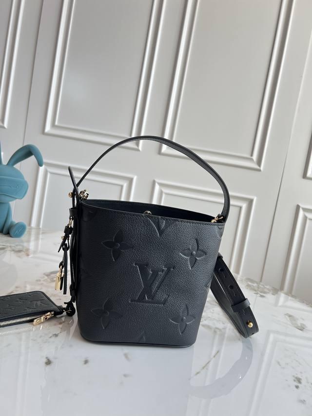 顶级原单，变码芯片 M13480黑色 M14356粉色 M13045灰色 本款 All In Bb 手袋将摩登设计理念融于优雅轮廓与充裕空间之中。Monogra