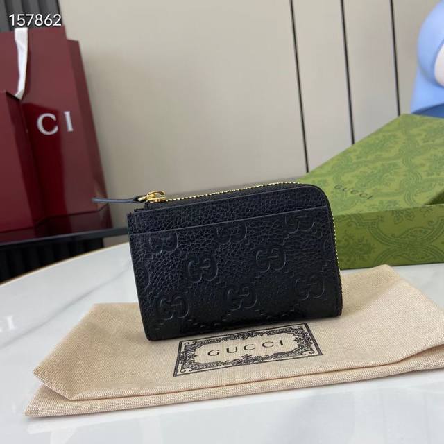 顶配版 新款 Gg Emblem系列超柔软荔克色压花 全皮卡包 型号：815936。 尺寸：13 长 X 8.5 宽 X 3Cm 厚 颜色：黑色全皮 原厂皮。