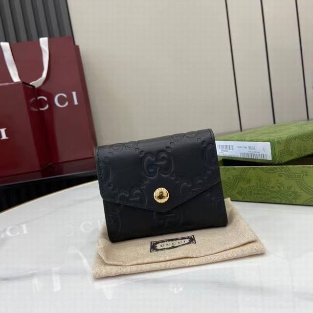 顶配版 新款 Gucci 富有纹理感和光泽感的经典Gg图案为这款雅致的黑色短款卡包！注入别样风采。黑色Gg牛皮 ，古金色调金属纽扣 型号：772793。 尺寸：