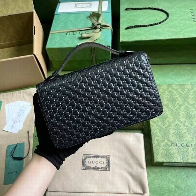 顶配版 超级双G差旅文件包。超级双G设计于 早秋系列中耀眼回归，精彩演绎多款小号皮革单品。作为对Guccio Gucci先生姓名首字母的焕新演绎，超级双G图案以