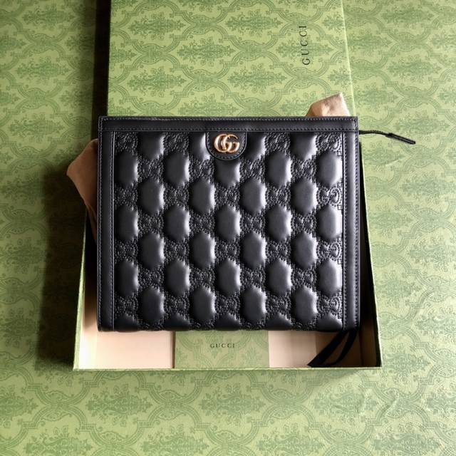 顶配版 高品质Gg Matelassé手拿包，绗缝皮革以柔软质感诠释品牌标志性材质。富有纹理感的几何图案生动演绎包括这款黑色手拿包在内的多款小号皮革配饰。正面饰