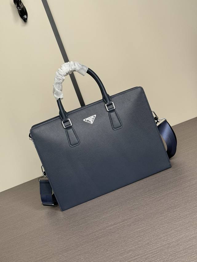 顶级专柜老鼠高端狠货 最新火爆款普拉达手掌纹手提公文包火爆款大量出货啦,叫嚣专柜货顶级原单货纸上谈兵吹牛皮的咱不会，请让狠货说话。款式可以复制抄袭，材料做工骗不