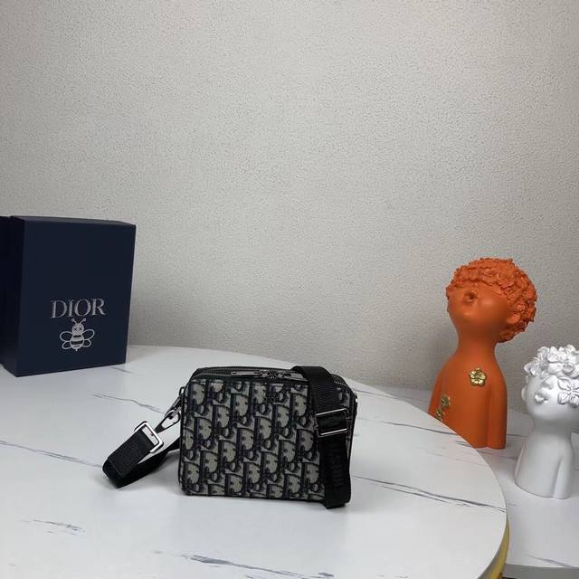 市场最高版本，欢迎对比 表带袋 米色和黑色Dior Oblique提花 产品编号：2Obbc119Yse_H05E 是1967年Dior House设计中首次展