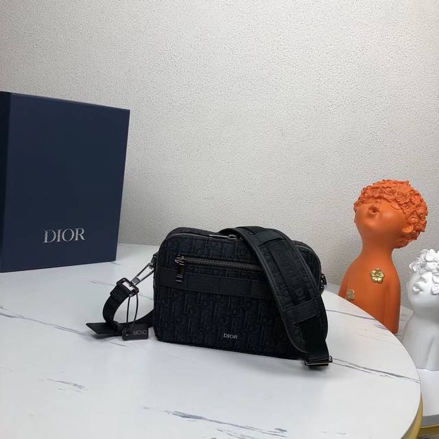 市场最高版本,欢迎对比 萨帕里信使包 黑色Dior Oblique卡片 商品编号:1Espo206Yky_H10E 实用紧凑的款式,作为日常单品,理想的野生动物 市场最高版本,欢迎对比 萨帕里信使包 黑色Dior Oblique卡片 商品编号:1Espo206Yky_H10E 实用紧凑的款式,作为日常单品,理想的野生动物