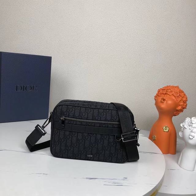 市场最高版本，欢迎对比 野生动物园马克西信使包 黑色Dior Oblique提花机 产品编号:1Espo297Yky_H03E - 冬季以实用的马克西剪影全新推