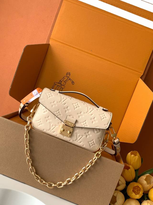 pochette MéTis East West 手袋 特级加强版 型号： M22942 皮料： 是意大利A级皮料 五金： 采用进口A级全钢五金 包装： 全套原