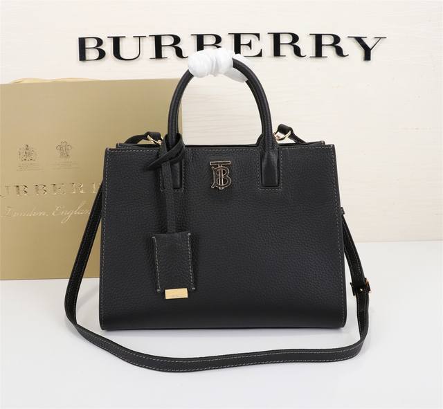 b家最新版型立挺的托特包，Burberry 专属标识。设有多个口袋，随附由皮革包裹的镜子吊饰。可手提，或使用可拆式肩背带携带尺寸：27 X 11 X 20 Cm
