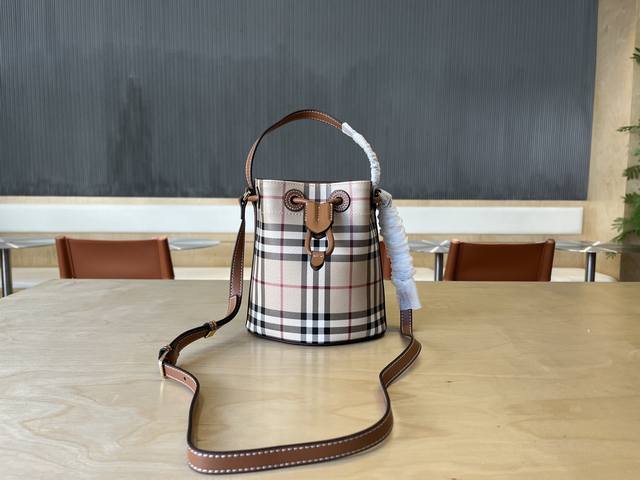 b家小迷你抽绳水桶包，装饰 Burberry 格纹，搭配意大利鞣制皮革边饰和 Tb 专属标识。11、16.5、18.5Cm可拆可调式斜背带.可调式抽绳开合.手绘