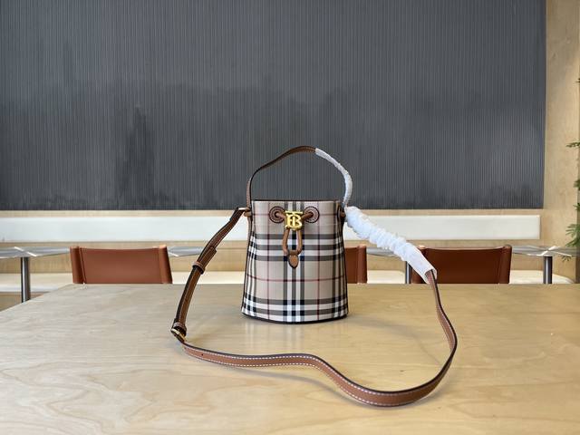 b家小迷你抽绳水桶包,装饰 Burberry 格纹,搭配意大利鞣制皮革边饰和 Tb 专属标识。11、16.5、18.5Cm可拆可调式斜背带.可调式抽绳开合.手绘 b家小迷你抽绳水桶包,装饰 Burberry 格纹,搭配意大利鞣制皮革边饰和 Tb 专属标识。11、16.5、18.5Cm可拆可调式斜背带.可调式抽绳开合.手绘