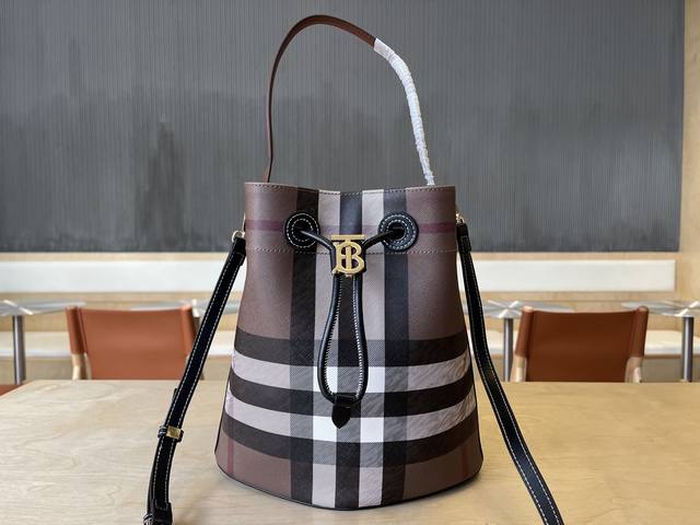 b家最新水桶包，选用大号格纹与缉明线皮革材质打造，装饰品牌 Tb 专属标识。此包款为 Tb 包系列新成员，搭配可拆可调式斜背肩带，设有内袋，可供存放小件随身物品