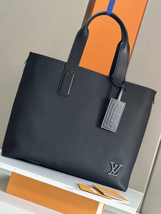 本款 Pilot Tote 手袋出自 Lv Aerogram 系列，以牛皮革塑造宽敞内部，可轻松收纳日常所需。左下角点缀 Lv 字母与皮革铭牌，手柄成就肩背、贴