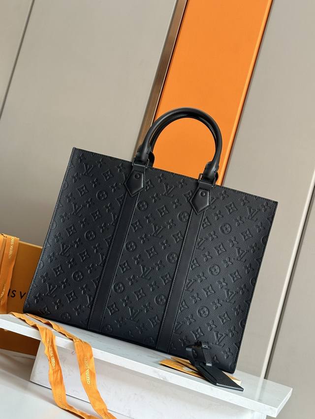 顶级原单 M24786皮压花 本款 Sac Plat 24H 手袋拥有 Monogram Eclipse 涂层帆布的儒雅风范，以侧带、手柄固定件和可拆卸名牌彰显