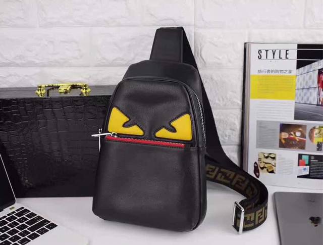 批 原单品质 品牌名称 新款Fendi芬迪 胸包 产品规格 W19Xh26Xd6.5Cm 产品材质 头层牛皮 黑色 进口专用肩带F 产品型号 014-