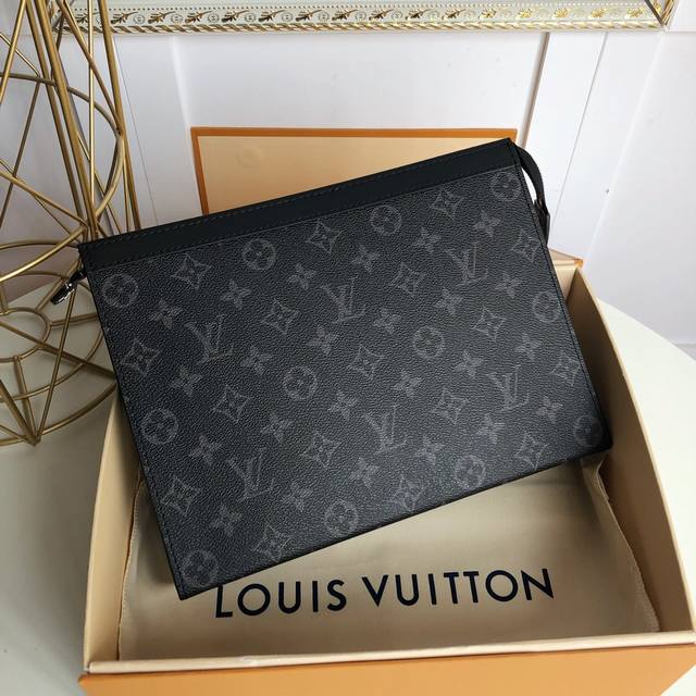 原单M61692Pochette Voyage 手袋 由全新标志性黑灰Monogram Eclipse帆布裁制而成，此款风格硬朗的全新Pochette Voya