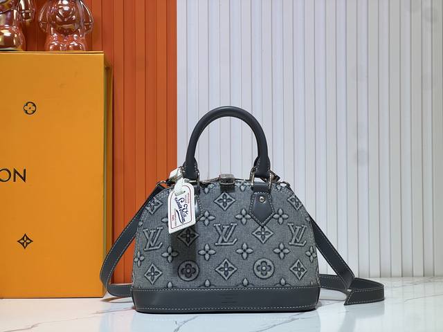 升级版浮雕牛仔 M53152本款迷人的 Alma Bb 手袋源于 1934 年设计的路易威登经典包款。标志性元素赋予此款 Monogram 帆布手袋经典优雅气质