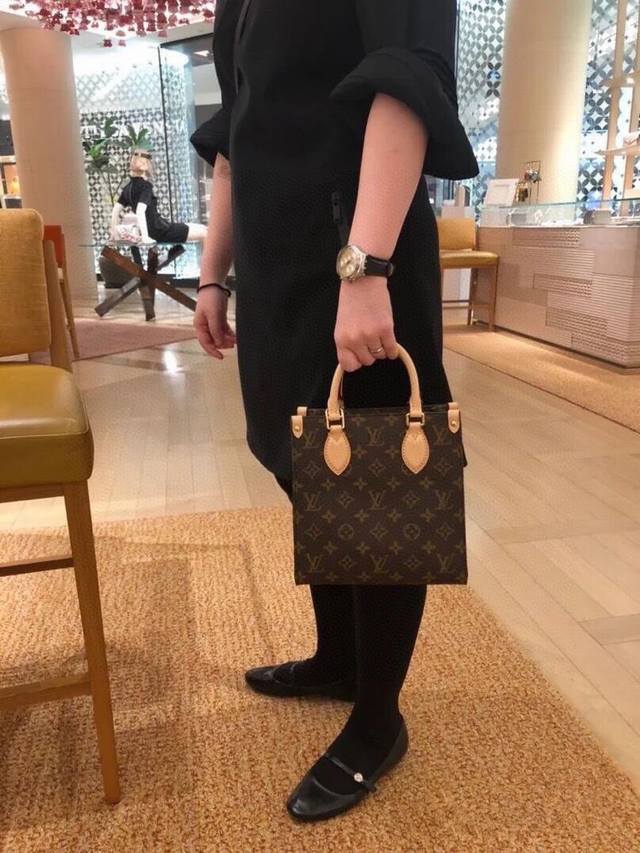 m45847 45848 小号升级质量 Sac Plat Mini手袋此款造型经典的Sac Plat手袋在光滑的Monogram帆布衬托下，极尽低调的的优雅。