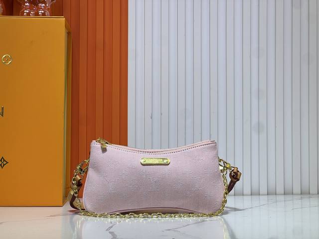 m83532 M14159粉色牛仔 Monogram新款牛仔 材质的Liv Pochette可紧贴手臂。它配有一条可拆卸的金色链条和一条可拆卸、可调节的双表带，