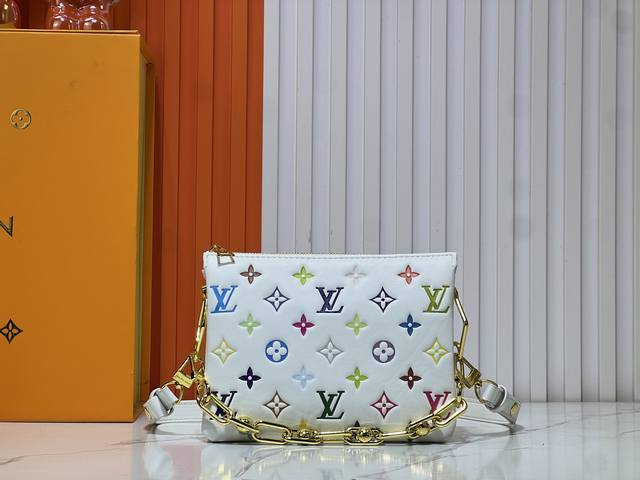 m59598 M13233 本款Coussin 小号手袋于 春夏时装秀大放异彩。Monogram 压纹蓬松羊纹牛皮打造靠枕构型，为简约设计注入前卫风范。可利用肩