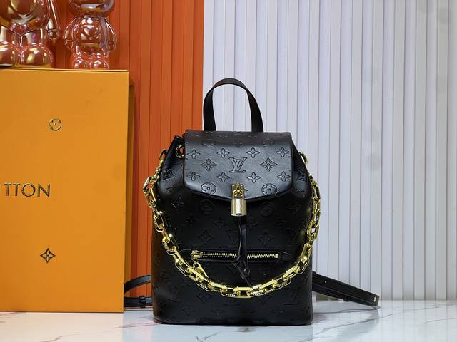 m13357 Coussin Backpack 小号手袋以双肩包构型瞩目加入 Coussin 系列 为柔软 Monogram 压纹皮革融入标志性 Lv 挂锁，兼