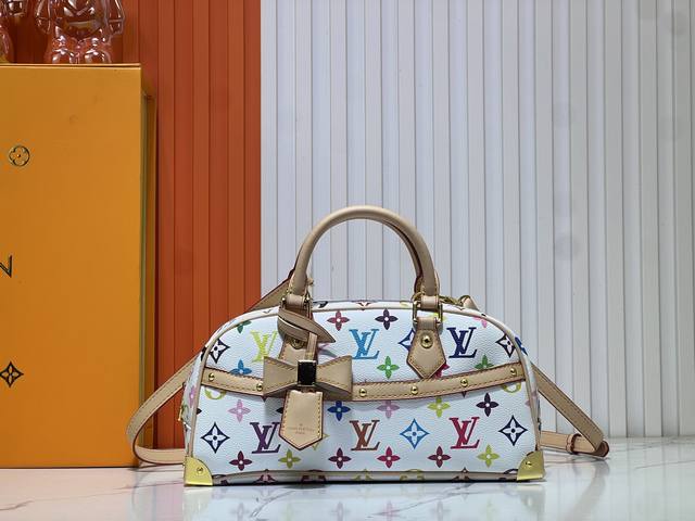 升级原版 M13084 本款 Handbag East West 手袋出自路易威登 X 村上隆再版系列，以艺术家笔下标志性的彩虹色调描摹全幅 Monogram