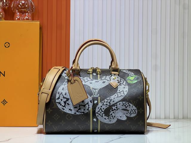 m40391 本款 Speedy Bandouliere 30 手袋从品牌典藏 Monogram 帆布汲取灵感，Louis Vuitton 的传奇收藏，牛皮革饰