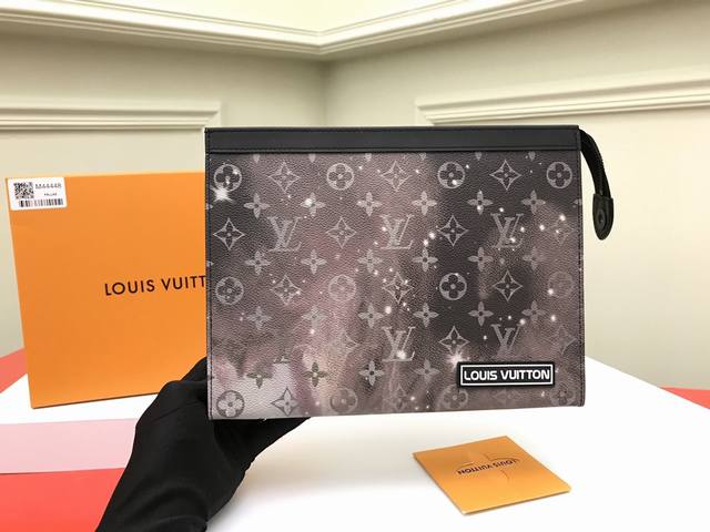 工厂P价 顶级原单 M44448路易威登将目光投向了璀璨无垠的浩瀚太空，在 春夏季前预展系列中重新设计了Pochette Voyage手袋。经典Monogram