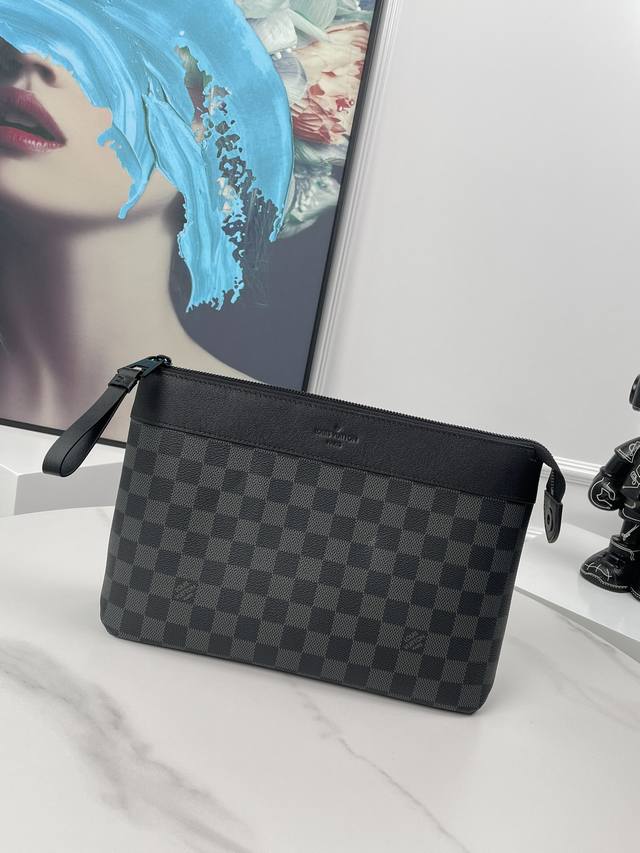 工厂P价 海外原单N82543黑格独家实拍！ Pochette Voyage Souple 手拿包取材柔软 Monogram Eclipse 涂层帆布，以圆润笔