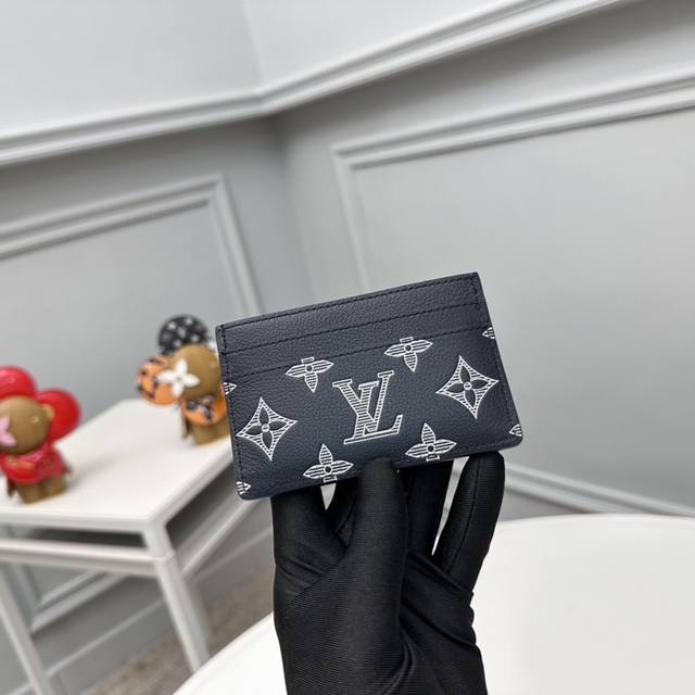 工厂P价 顶级原单 M83699蓝、M83700蓝 這款優雅的名片夾綴以雙色的Monogram Shadow小牛皮，散發現代氣息。精心製作的小型配飾可輕鬆放入所