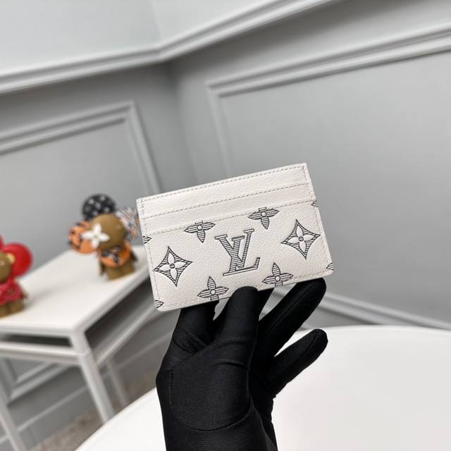 工厂P价 顶级原单 M83699米白 這款優雅的名片夾綴以雙色的Monogram Shadow小牛皮，散發現代氣息。精心製作的小型配飾可輕鬆放入所有口袋，設計配