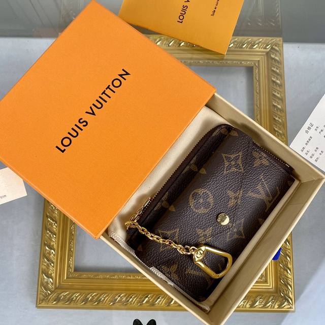 工厂P价 顶级原单 型号: M69431！老花棕！Recto Verso 卡夹为经典 Monogram 帆布勾勒利落皮革饰边，以 L 形宽拉链开启零钱隔层， 搭