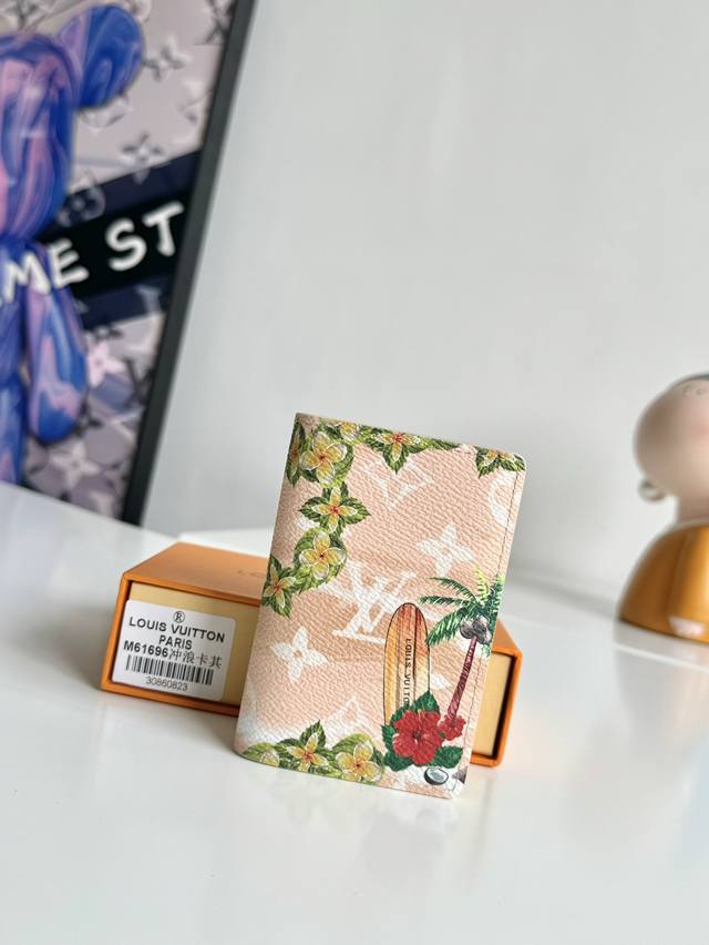 工厂P价 海外原单M61696 冲浪系列卡其独家实拍！本款口袋钱夹取材 Monogram Surfin’ 涂层帆布，以热带元素和品牌经典标识交叠缤纷图案，为标志