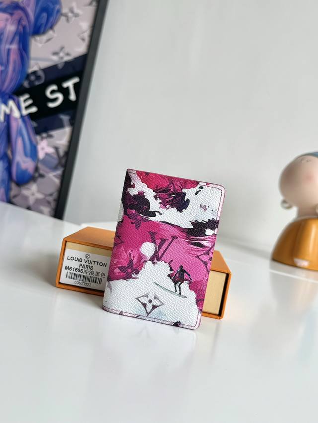 工厂P价 海外原单M61696 冲浪系列黑色独家实拍！本款口袋钱夹取材 Monogram Surfin’ 涂层帆布，以热带元素和品牌经典标识交叠缤纷图案，为标志