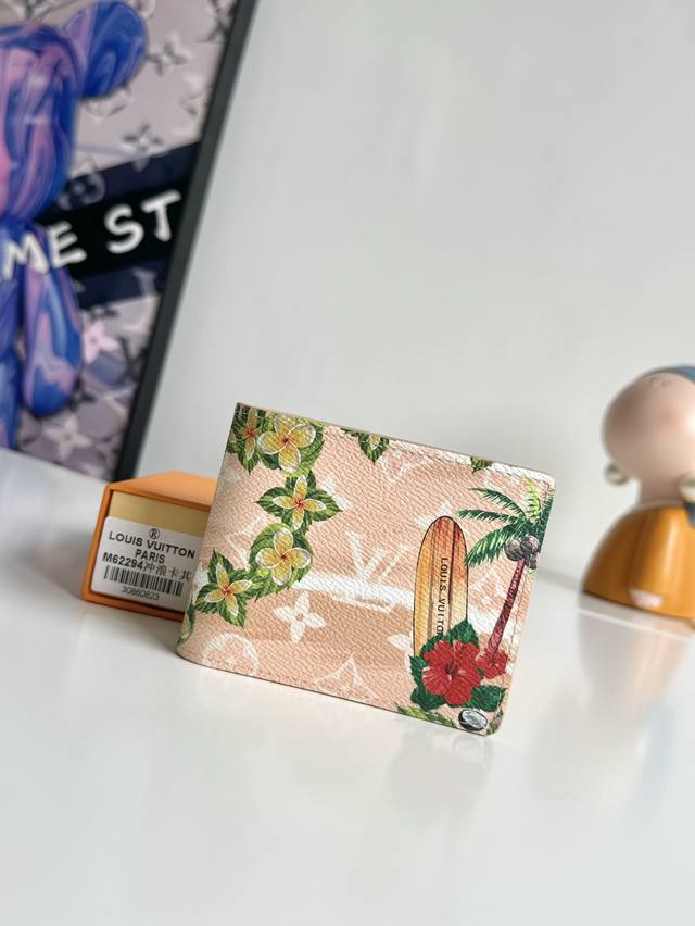 工厂P价 海外原单M62294 冲浪系列卡其独家实拍！取材Monogram Surfin’ 涂层帆布，以缤纷热带印花交叠繁复图案，洋溢浓郁夏日气息。此款Slen