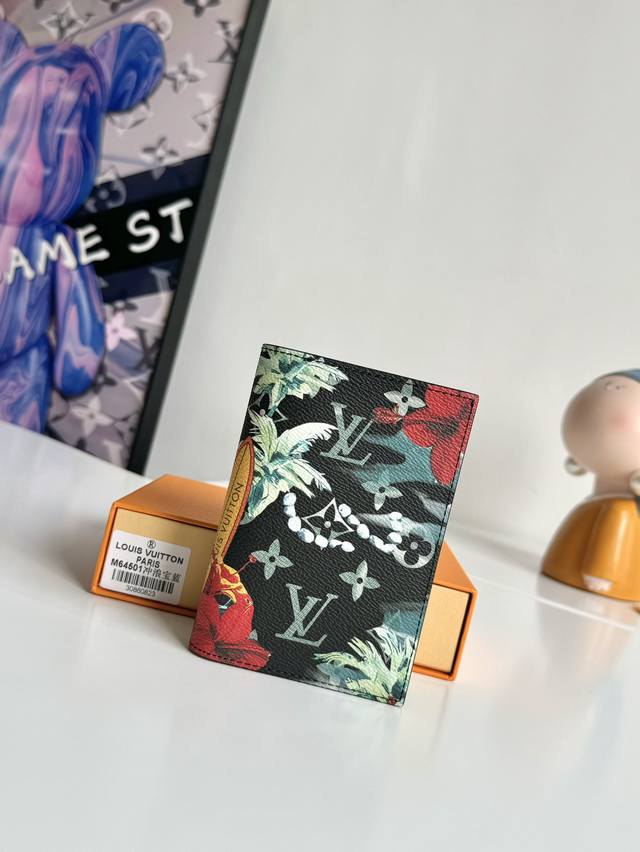 工厂P价 海外原单M64501 冲浪系列宝蓝独家实拍！本款护照套取材 Monogram Surfin’ 涂层帆布，以缤纷热带印花交叠繁复图案，洋溢浓郁夏日气息。