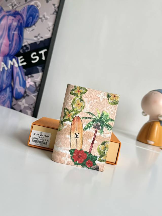 工厂P价 海外原单M64501 冲浪系列卡其独家实拍！本款护照套取材 Monogram Surfin’ 涂层帆布，以缤纷热带印花交叠繁复图案，洋溢浓郁夏日气息。