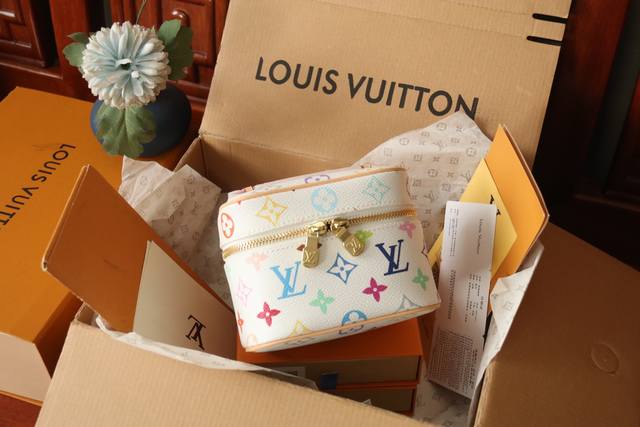 m14033 黑彩 三彩-村上隆 Nice Nano 化妆包以 Monogram 帆布塑造精巧构型，可摆放在浴室收纳指甲油或唇膏等美妆用品，或置于手袋归集小件物