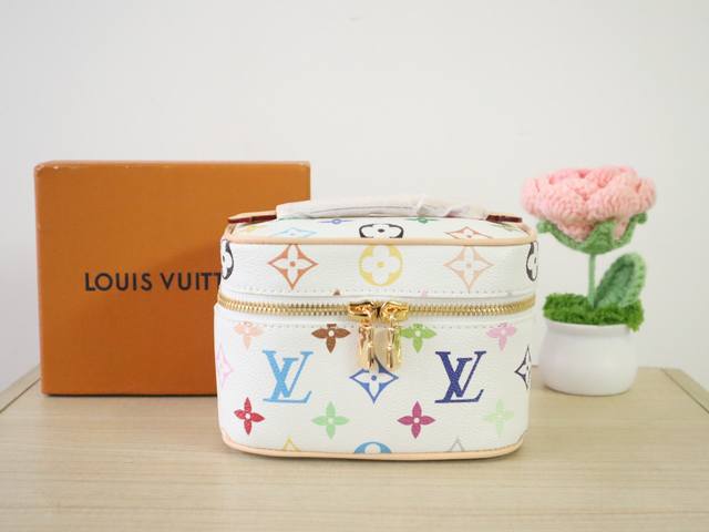 m14033 白彩 三彩-村上隆 Nice Nano 化妆包以 Monogram 帆布塑造精巧构型，可摆放在浴室收纳指甲油或唇膏等美妆用品，或置于手袋归集小件物