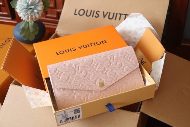 m82257压花粉 路易威登标志性的Monogram图案的压花加工非常漂亮，使用了Monogram Unplant皮革的“Portefeuille Sara”。