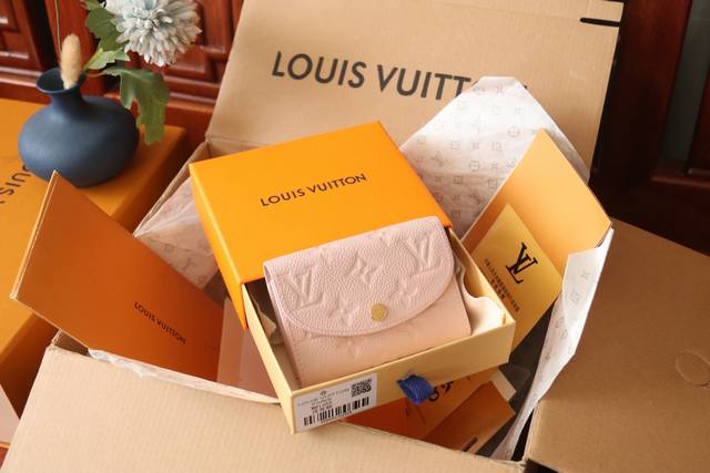 原单品质 M81455粉 头层牛皮本款 Rosalie 零钱包取材 Monogram Empreinte 压纹软粒面牛皮革，以圆润翻盖开启小巧构型，内设拉链零钱