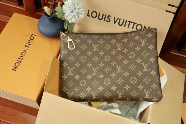 m13561独家实拍 這款煥然一新的Pochette CléS L是品牌於80年代推出經典系列的全新現代設計，可將內裡珍貴文件整理得井井有條。造型優雅時尚，以標