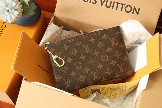 m13560独家实拍 Pochette CléS 中号钥匙零钱包为诞生于 1984 年的经典系列再添新员。Monogram 涂层帆布塑造流畅构型，顶部拉链和链条