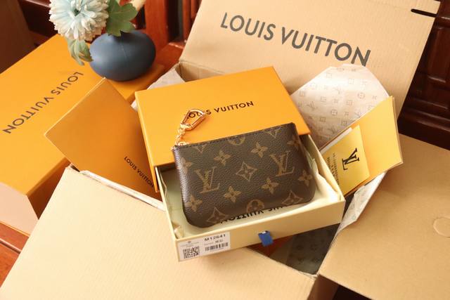 m13559独家实拍 诞生于 1984 年的 Pochette CléS 系列推出小号钥匙零钱包，可令日常小物轻松随行。经典 Monogram 涂层帆布邂逅配有